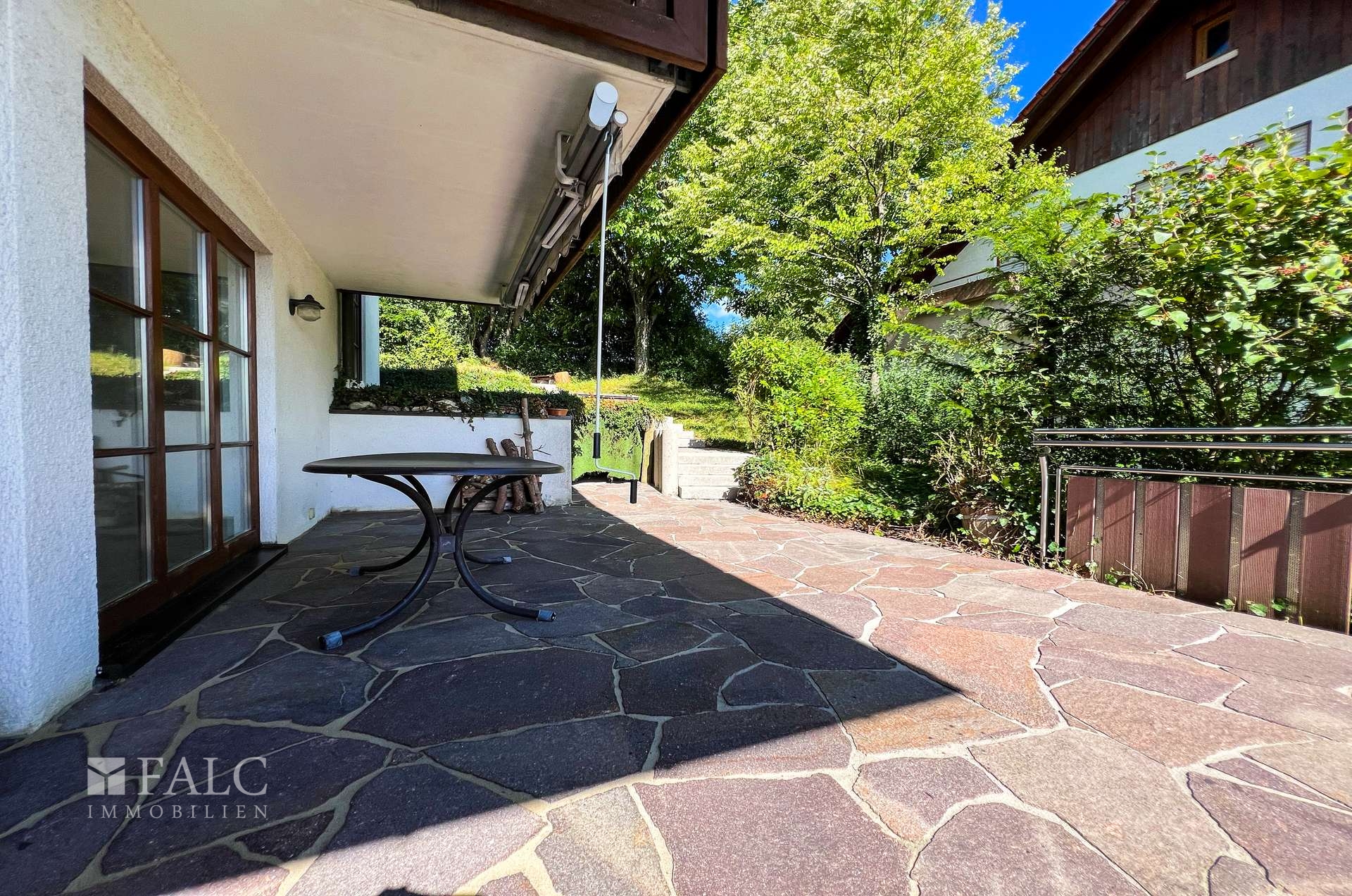 Terrasse mit Zugang zum Gartenbereich